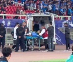 记者：韩佳奇被救护车送往医院进一步检查，膝盖裹着厚厚的冰块